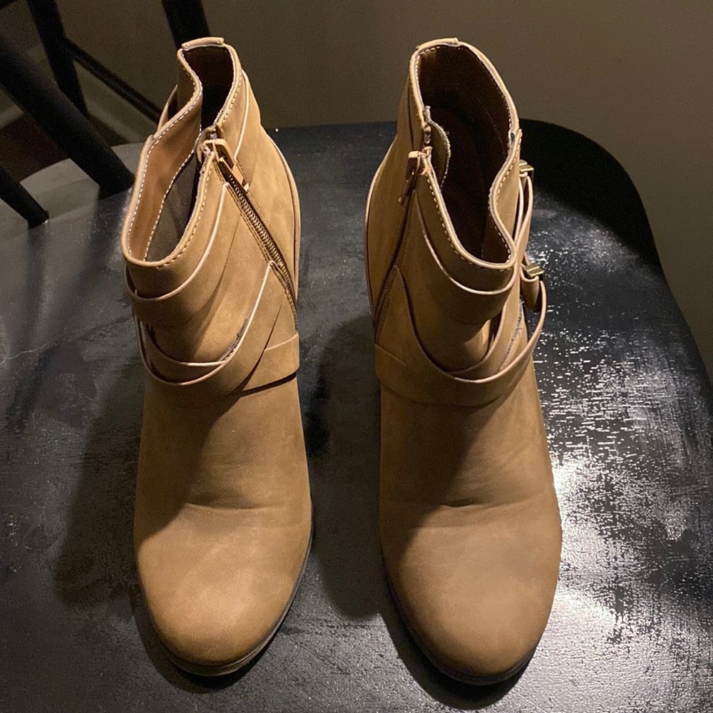 *LIKE NEW* - Women's booties - brown / green color